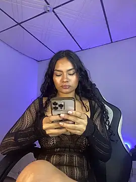 Snapshot of Riana_Kean chatting on February 17, 2025, 11:43 pm Riana Kean online show from February 17, 2025, 11:43 pm