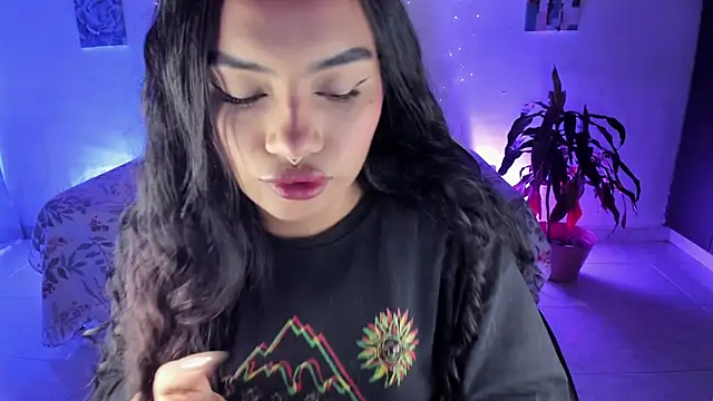 Snapshot of Riana_Kean chatting on November 17, 2025, 1:20 am Riana Kean online show from November 17, 2025, 1:20 am