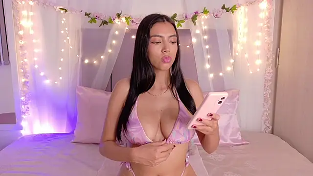 Snapshot of Julie_Bennet chatting on January 7, 2026, 12:15 am Julie Bennet online show from January 7, 2026, 12:15 am