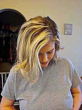 Snapshot of ellieconradxo chatting on March 7, 2025, 4:55 pm ellieconradxo online show from March 7, 2025, 4:55 pm