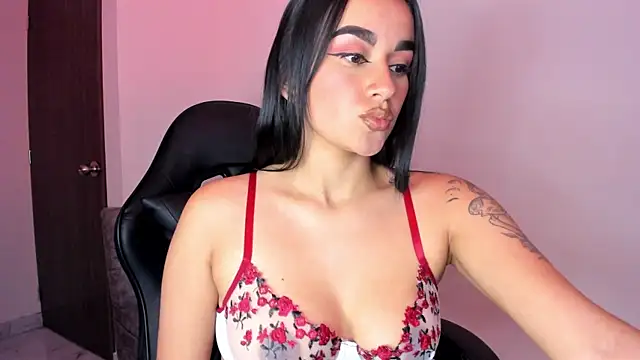Snapshot of Julieth_Stoone chatting on December 16, 2024, 1:53 am Julieth Stoone online show from December 16, 2024, 1:53 am