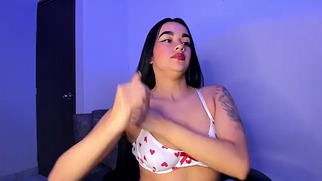 Snapshot of Julieth_Stoone chatting on December 18, 2024, 3:47 am Julieth Stoone online show from December 18, 2024, 3:47 am