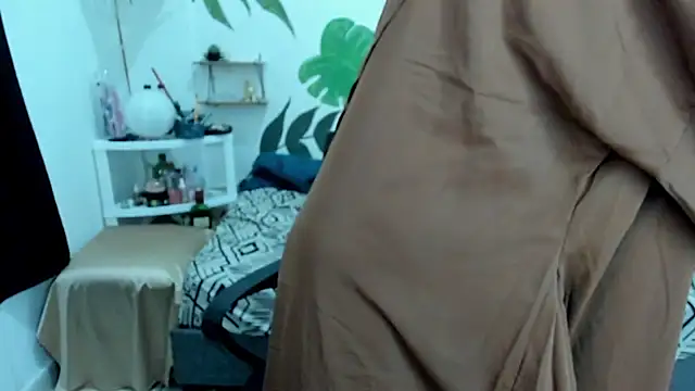 chaymae nah  online show from December 2, 2025, 5:20 am