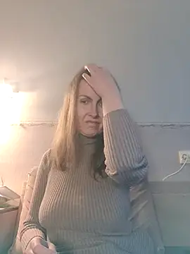 Snapshot of Evelina_cute chatting on December 2, 2025, 1:02 pm Evelina cute online show from December 2, 2025, 1:02 pm