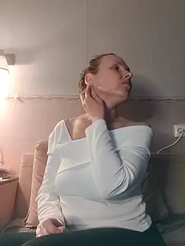 Snapshot of Evelina_cute chatting on November 16, 2025, 6:01 pm Evelina cute online show from November 16, 2025, 6:01 pm