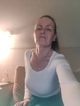 Snapshot of Evelina_cute chatting on December 5, 2025, 5:00 pm Evelina cute online show from December 5, 2025, 5:00 pm