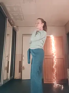 Snapshot of Evelina_cute chatting on November 13, 2025, 4:00 pm Evelina cute online show from November 13, 2025, 4:00 pm