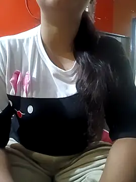 Snapshot of Alina_Khann chatting on November 17, 2025, 8:18 am Alina Khann online show from November 17, 2025, 8:18 am