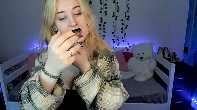 Emily Gin online show from October 24, 2025, 2:43 am