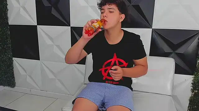 Dani cumboy online show from October 9, 2025, 3:01 pm