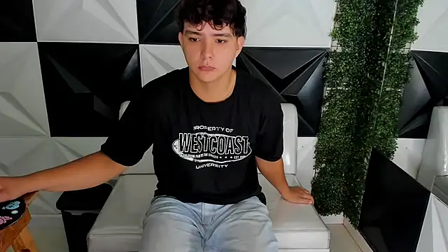 Dani cumboy online show from November 28, 2025, 2:39 pm