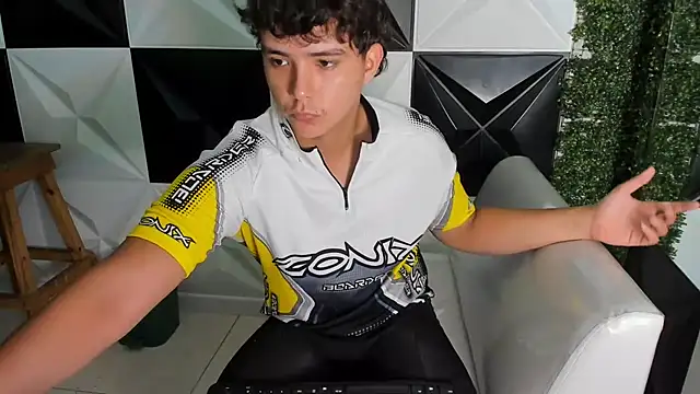 Dani cumboy online show from December 17, 2025, 2:33 pm