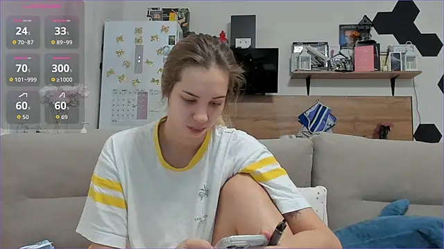 Girl alone home online show from November 30, 2025, 2:56 am