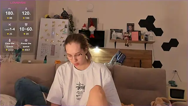 Girl alone home online show from January 12, 2026, 1:23 am