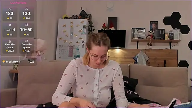 Girl alone home online show from March 8, 2026, 2:04 am