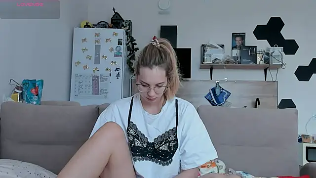 Girl alone home online show from May 28, 2026, 3:47 am