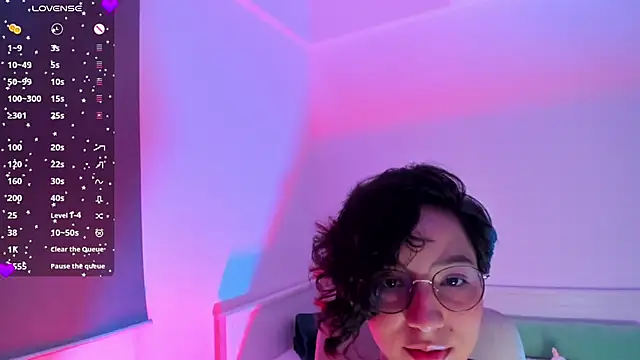 laura-hills18 online show from November 29, 2025, 11:05 pm