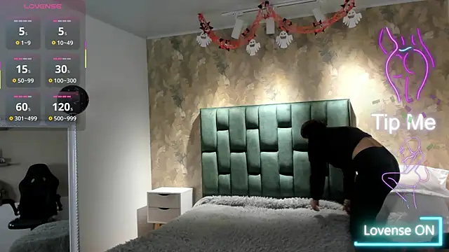 april dumont online show from October 27, 2025, 11:44 am