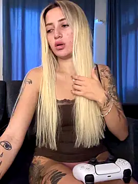 yaprakmericc online show from November 5, 2025, 2:09 pm