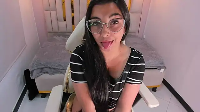 Karla hernandez  online show from March 12, 2025, 2:12 pm