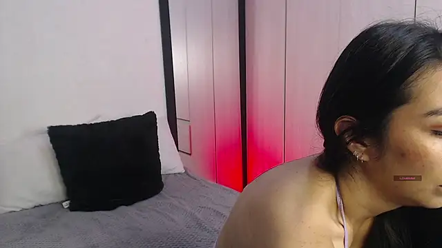 Karla hernandez  online show from November 10, 2025, 1:27 pm