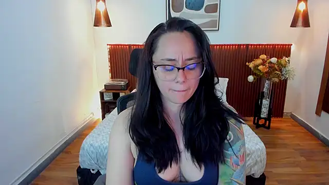Snapshot of KatherineBond chatting on May 7, 2026, 7:28 pm KatherineBond online show from May 7, 2026, 7:28 pm
