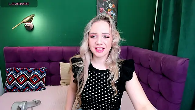 EvaMoran online show from April 21, 2026, 1:53 am