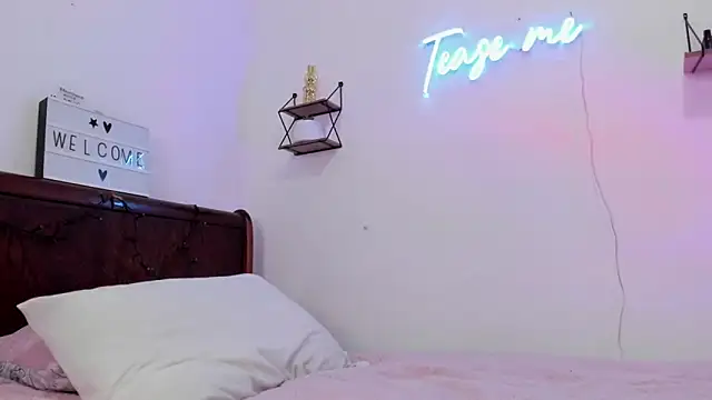 Manuela monroe online show from November 29, 2025, 8:20 pm