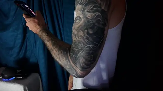 Snapshot of Kenner_fox77 chatting on December 31, 2024, 3:23 am Kenner fox77 online show from December 31, 2024, 3:23 am