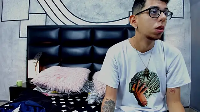 Derek and Skarlet online show from March 11, 2025, 11:23 am