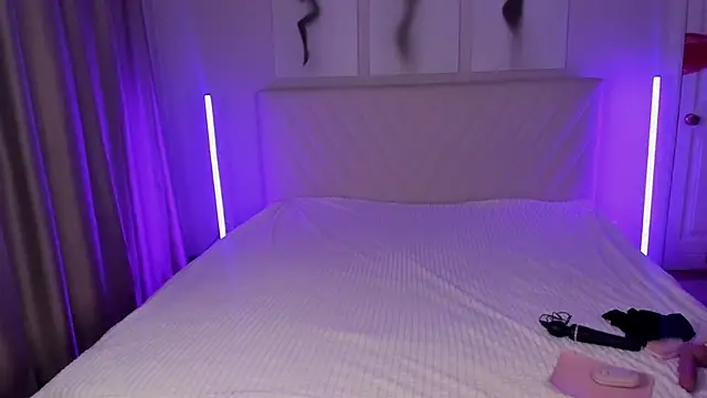 EmmaBarbs online show from April 12, 2026, 7:50 pm