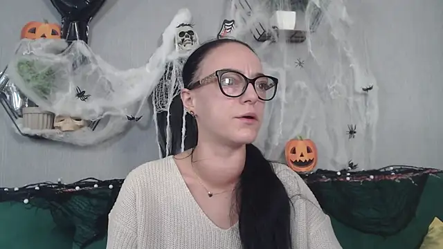 Snapshot of IzabelllNoir chatting on October 28, 2025, 5:29 am IzabelllNoir online show from October 28, 2025, 5:29 am