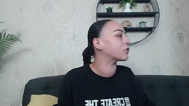 Snapshot of IzabelllNoir chatting on November 26, 2025, 10:04 am IzabelllNoir online show from November 26, 2025, 10:04 am