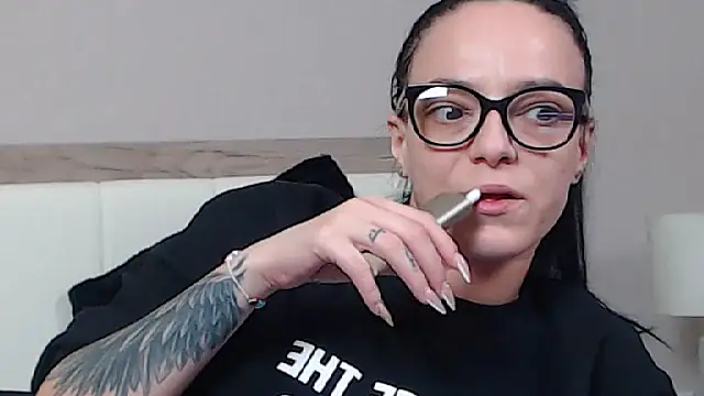 Snapshot of IzabelllNoir chatting on March 19, 2025, 12:45 pm IzabelllNoir online show from March 19, 2025, 12:45 pm