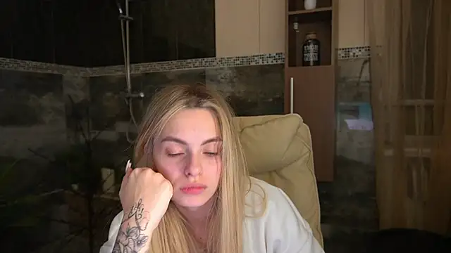 Snapshot of ChloeBrightt chatting on December 17, 2025, 8:47 pm ChloeBrightt online show from December 17, 2025, 8:47 pm