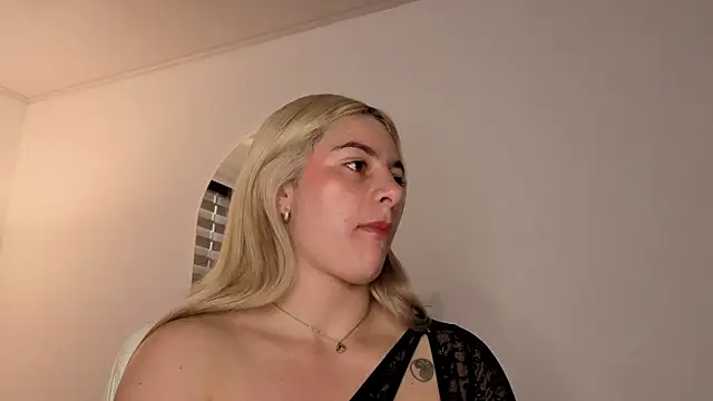 AtheneaRossi online show from October 20, 2025, 12:06 pm