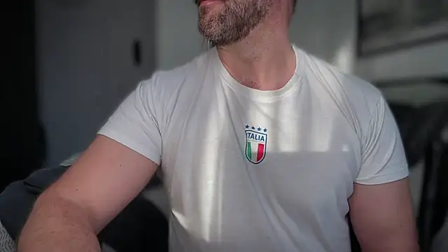 Snapshot of Mr_Beef chatting on December 14, 2025, 2:22 pm Mr Beef online show from December 14, 2025, 2:22 pm