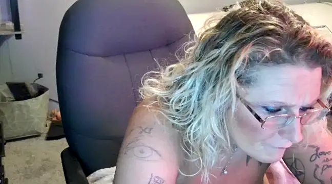 Snapshot of Lisalovely6981 chatting on January 22, 2025, 12:27 pm Lisalovely6981 online show from January 22, 2025, 12:27 pm