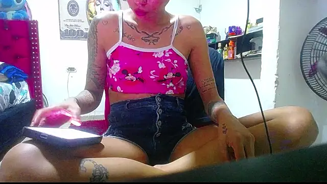 Snapshot of harry_lia_ chatting on October 18, 2025, 8:33 pm harry lia  online show from October 18, 2025, 8:33 pm