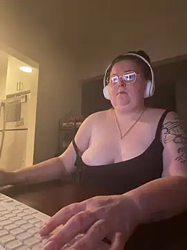 Snapshot of BBW2320 chatting on March 10, 2026, 3:43 am BBW2320 online show from March 10, 2026, 3:43 am