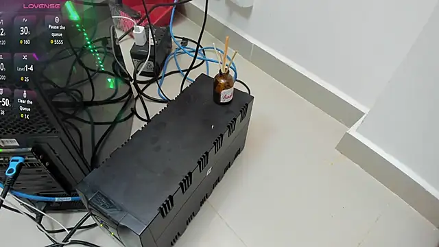 FOXYRIVER  online show from April 18, 2026, 11:45 am