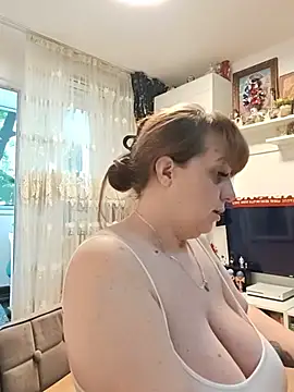 AvaLloyd online show from May 24, 2026, 1:22 pm