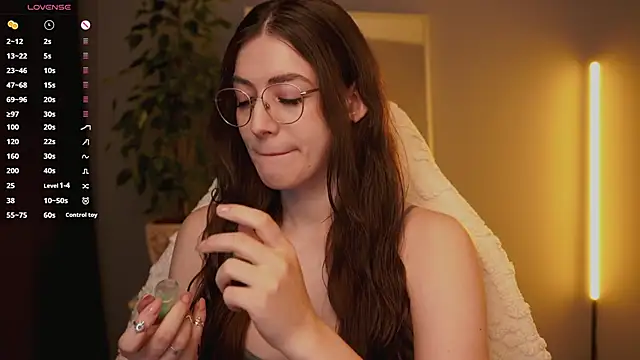 Ester Hill online show from December 2, 2025, 1:17 am