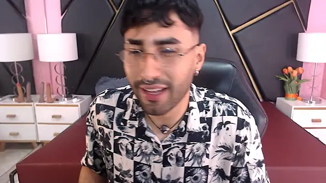 MilanZaire online show from September 23, 2025, 9:44 pm