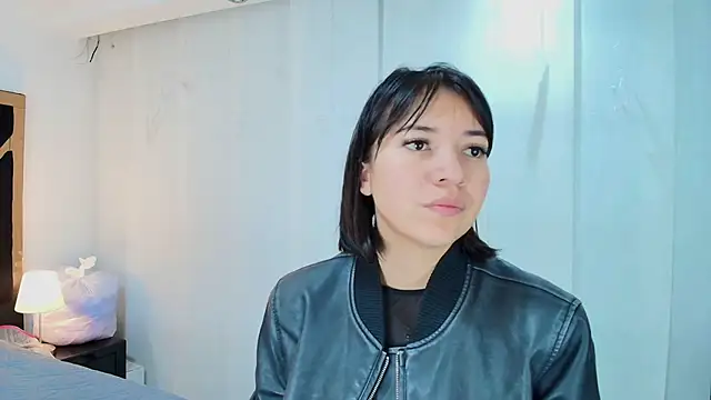 lina bedoya  online show from October 2, 2025, 11:35 am