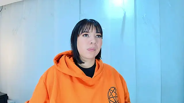 lina bedoya  online show from September 10, 2025, 11:31 am