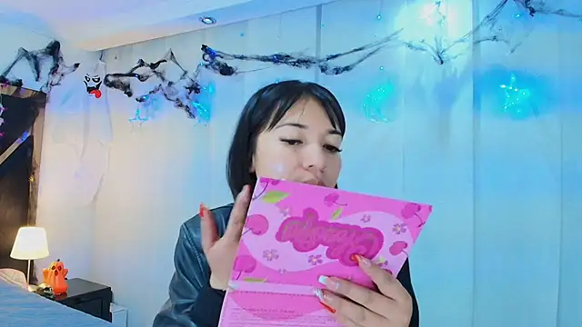 lina bedoya  online show from October 30, 2025, 11:41 am