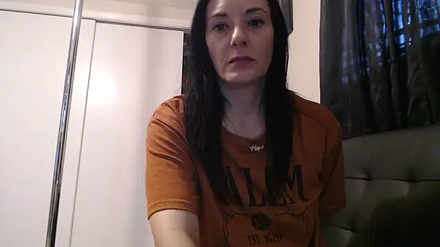 Snapshot of CrystalLakeXO chatting on July 10, 2026, 11:32 am CrystalLakeXO online show from July 10, 2026, 11:32 am