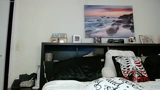 CrystalLakeXO online show from October 2, 2025, 6:50 am