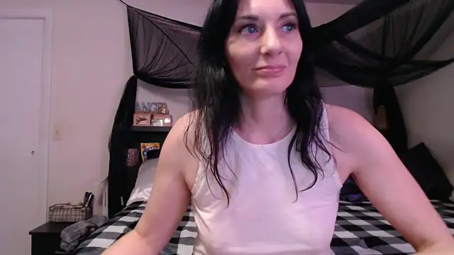 Snapshot of CrystalLakeXO chatting on June 17, 2026, 5:51 am CrystalLakeXO online show from June 17, 2026, 5:51 am